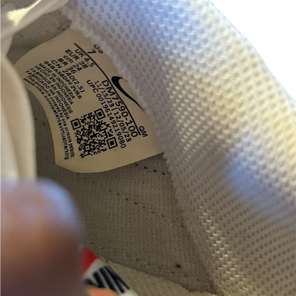 Nike White and Black Classic Sneakers - Picture 3 of 6